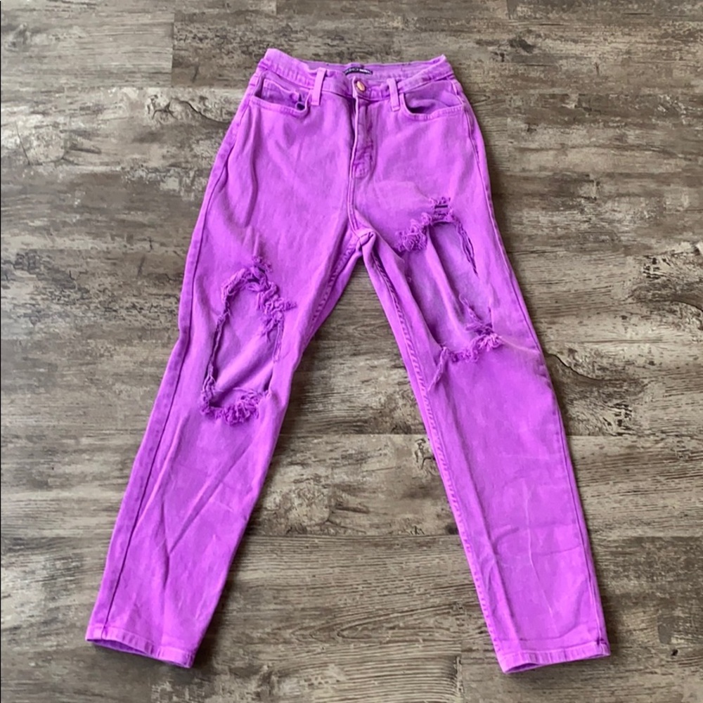 Straight jeans with some stretch w/ exposed knee